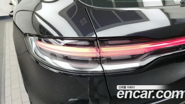 Porsche Macan 2022 — ფოტო 33/33