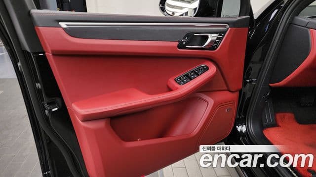 Porsche Macan 2022 — ფოტო 26/33