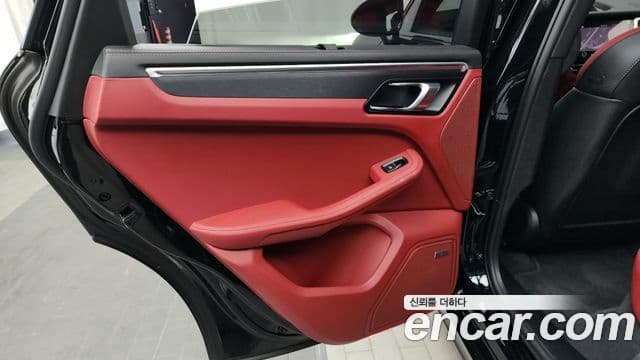 Porsche Macan 2022 — ფოტო 2/33