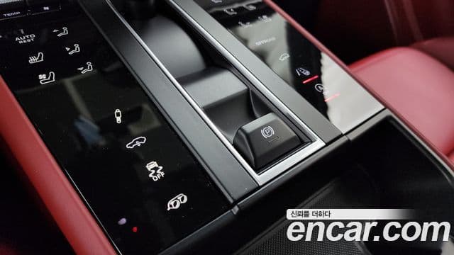 Porsche Macan 2022 — ფოტო 24/33