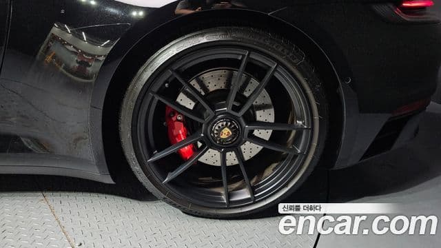 Porsche 911 2023 — Photo 17/38