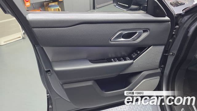 Land Rover Range Rover Velar 2019 — Photo 30/33