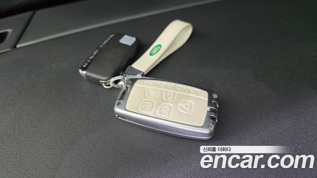 Land Rover Range Rover Velar 2019 — Photo 6/33