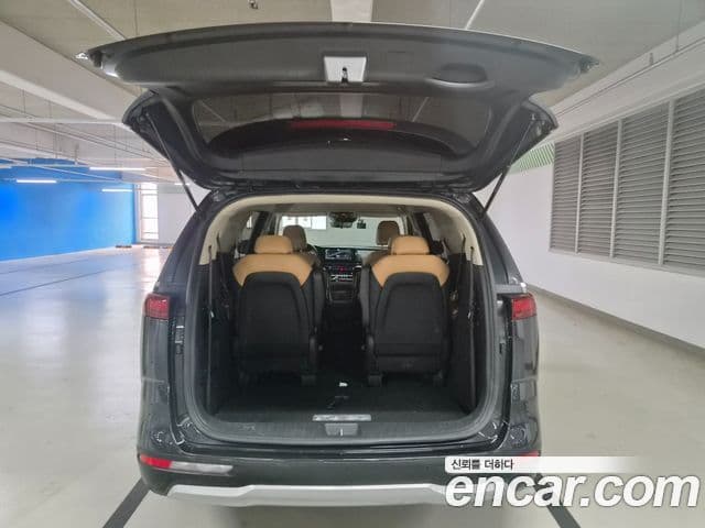 Kia Carnival 2023 — Şəkil 17/20