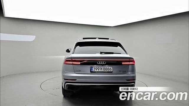 Audi Q8 2021 — Şəkil 12/20