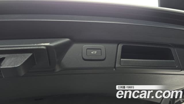 Land Rover Range Rover Velar 2023 — Photo 3/36
