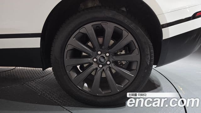 Land Rover Range Rover Velar 2023 — Photo 32/36