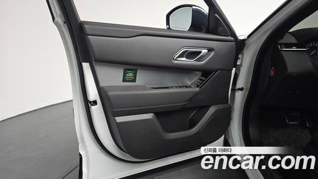 Land Rover Range Rover Velar 2023 — Photo 10/36