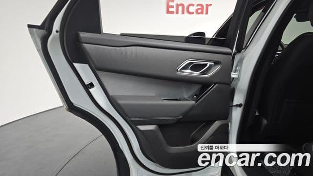 Land Rover Range Rover Velar 2023 — Photo 8/36