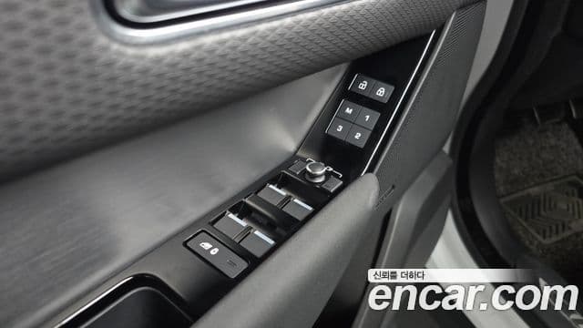 Land Rover Range Rover Velar 2023 — Photo 7/36
