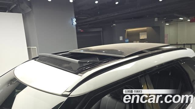 Land Rover Range Rover Velar 2023 — Photo 22/36