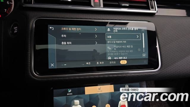 Land Rover Range Rover Velar 2023 — Photo 14/36