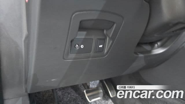 Land Rover Range Rover Velar 2023 — Photo 34/36