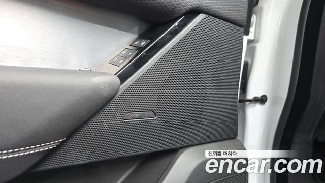 Land Rover Range Rover Velar 2023 — Photo 19/36