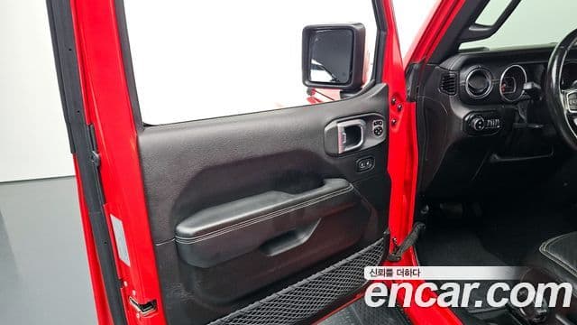 Jeep Wrangler 2019 — ფოტო 8/31