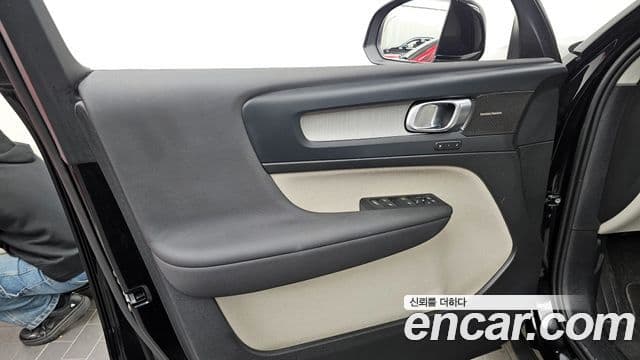 Volvo XC40 2024 — Photo 8/31