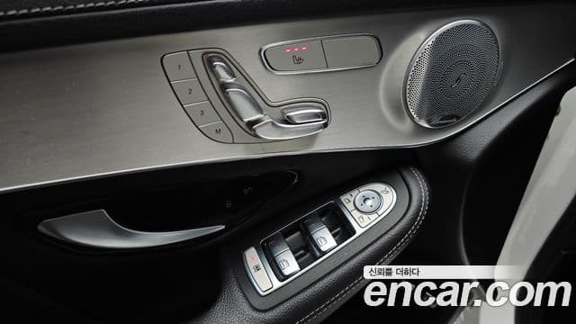 Mercedes-Benz GLC-Class 2018 — ფოტო 14/20