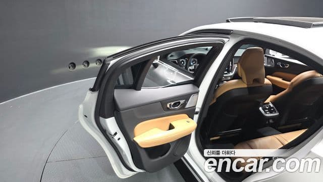 Volvo S60 2020 — Photo 14/40