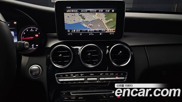 Mercedes-Benz C-Class 2018 — ფოტო 14/20