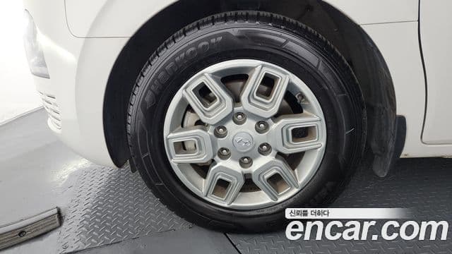 Hyundai Staria 2023 — ფოტო 28/36