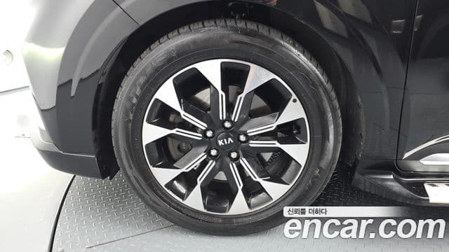 Kia Carnival 2021 — фото 5 из 20