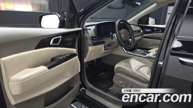Kia Carnival 2021 — фото 10 из 20