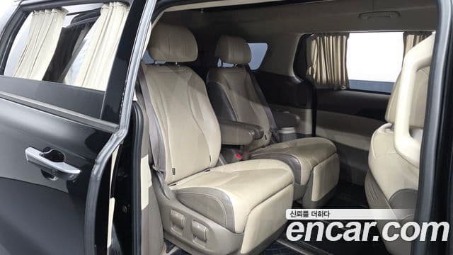 Kia Carnival 2021 — фото 12 из 20
