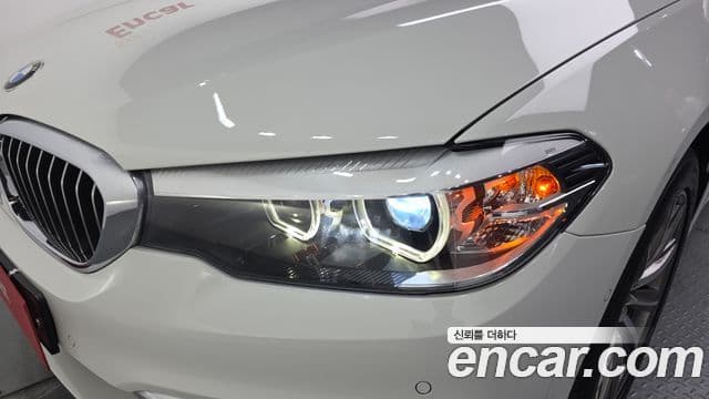 BMW 5 Series 2018 — ფოტო 14/34