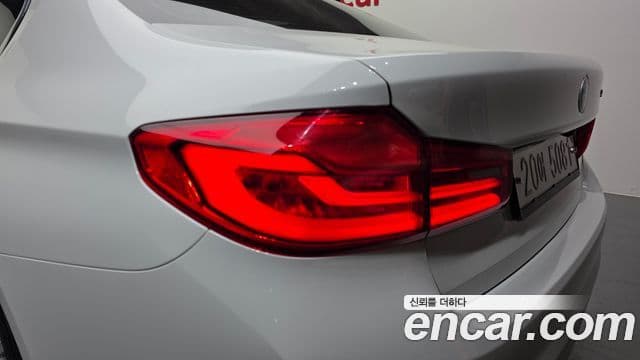 BMW 5 Series 2018 — ფოტო 28/34
