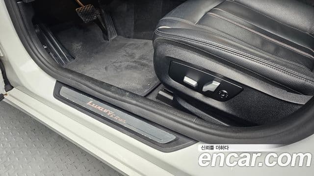 BMW 5 Series 2018 — ფოტო 23/34