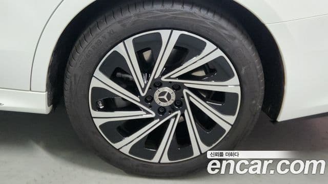 Mercedes-Benz E-Class 2025 — ფოტო 8/20