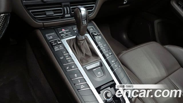 Porsche Macan 2021 — Photo 1/30