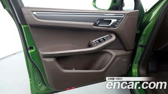 Porsche Macan 2021 — Photo 2/30