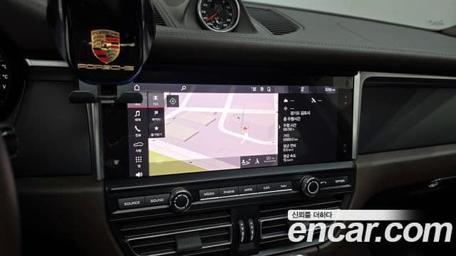 Porsche Macan 2021 — Photo 8/30