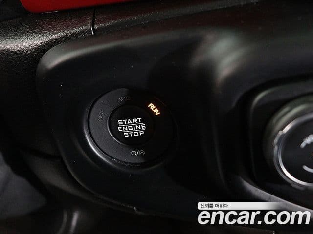 Jeep Wrangler 2019 — ფოტო 7/20
