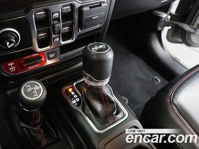 Jeep Wrangler 2019 — ფოტო 8/20