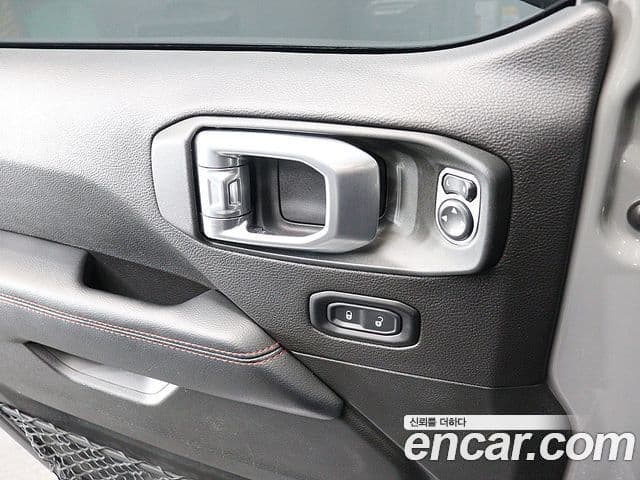 Jeep Wrangler 2019 — ფოტო 13/20