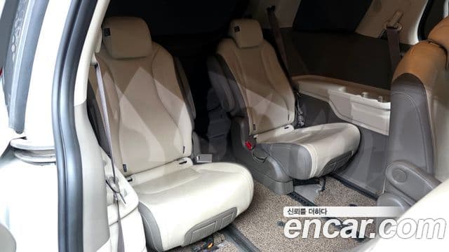 Kia Carnival 2023 — Фото 19/20
