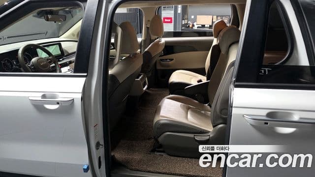 Kia Carnival 2023 — Şəkil 24/31