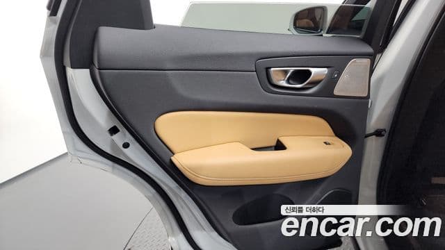 Volvo XC60 2023 — Photo 3/38