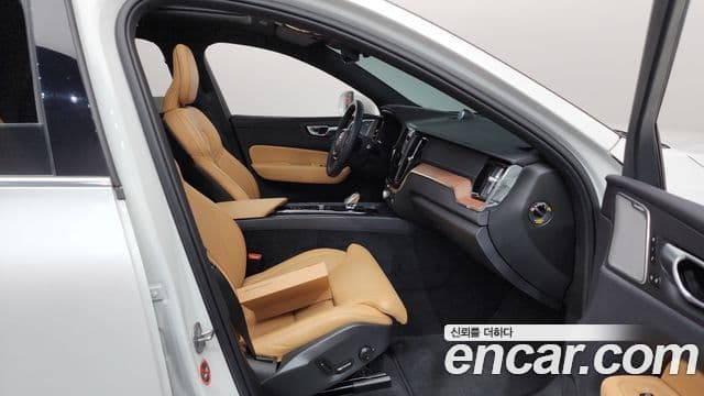 Volvo XC60 2023 — Photo 33/38