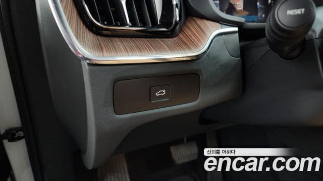 Volvo XC60 2023 — Photo 34/38