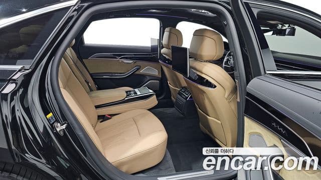 Audi A8 2021 — ფოტო 12/20
