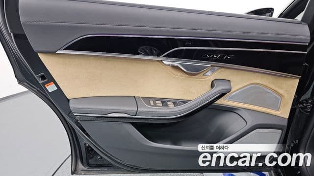 Audi A8 2021 — Photo 19/37