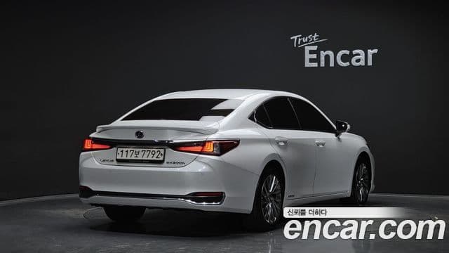 Lexus ES300h 2021 — ფოტო 2/20
