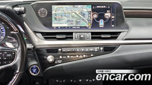 Lexus ES300h 2021 — ფოტო 13/20