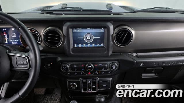 Jeep Wrangler 2018 — ფოტო 17/20