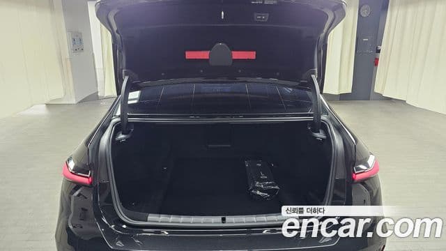 BMW 7 Series 2025 — Photo 26/33