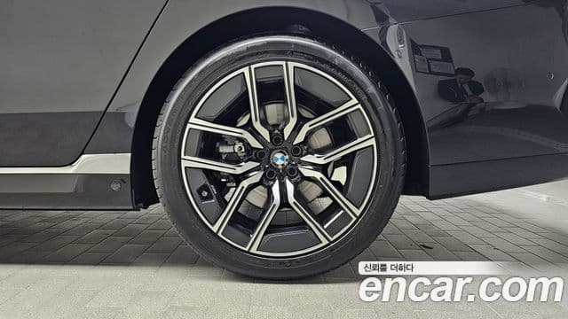 BMW 7 Series 2025 — Photo 31/33