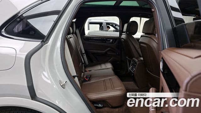 Porsche Cayenne 2022 — Photo 16/34